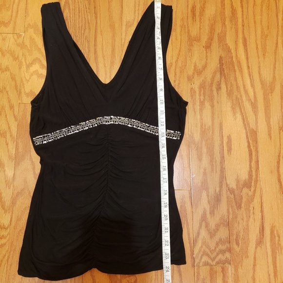 🛍🚨CLOSET CLEAROUT!  V-Neck Black Sleeveless Top - Picture 3 of 4